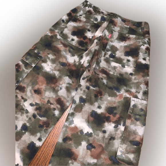 NWOT Levi’s Premium Wide Leg Relaxed Baggy Green Camouflage Cargo Pants 24 - Picture 9 of 13